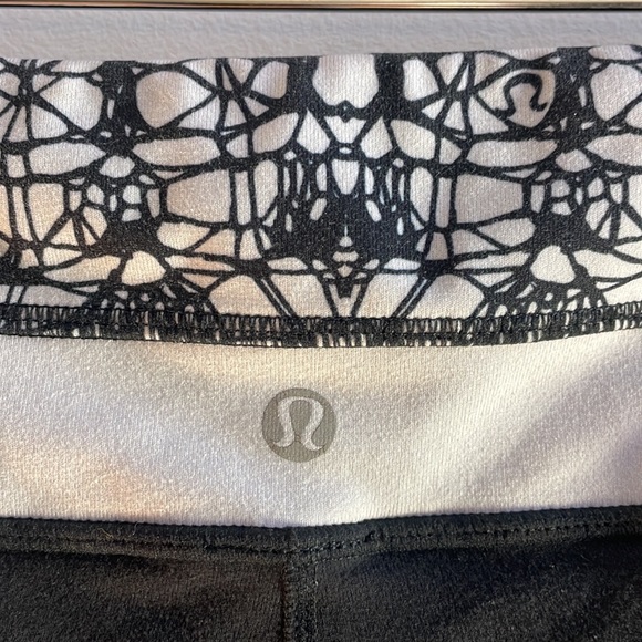 Reversable Black Lululemon Capris Size 10 - Picture 6 of 12